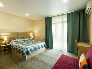 Гостевой дом Вилла Корсика Саки Стандартный трехместный номер-5