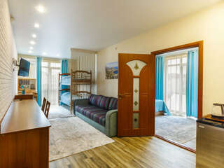 Гостевой дом Вилла Корсика Саки Улучшенный семейный номер-1